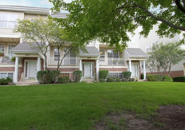 Townhouse for sale at 605 Pheasant Trl, St. Charles, IL 60174 | MLS# 12734492