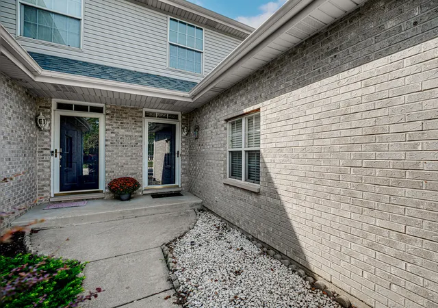 Photo 2 of Townhouse for sale at 16612 Knottingwood Ave, Oak Forest, IL 60452 | MLS# 12734522 | Listing updated on 2026-09-16