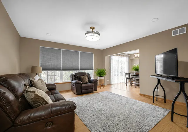 Photo 3 of Townhouse for sale at 16612 Knottingwood Ave, Oak Forest, IL 60452 | MLS# 12734522 | Listing updated on 2026-09-16