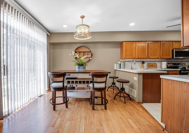 Photo 4 of Townhouse for sale at 16612 Knottingwood Ave, Oak Forest, IL 60452 | MLS# 12734522 | Listing updated on 2026-09-16