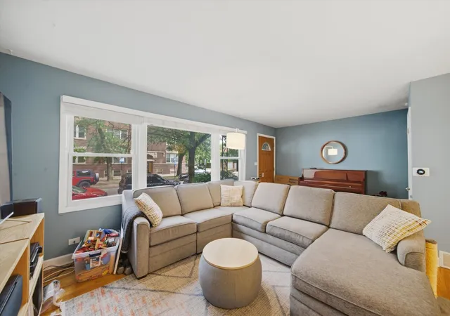 Photo 4 of Townhouse for sale at 1903 W Sunnyside Ave, Chicago, IL 60640 | MLS# 12734694 | Listing updated on 2026-09-24