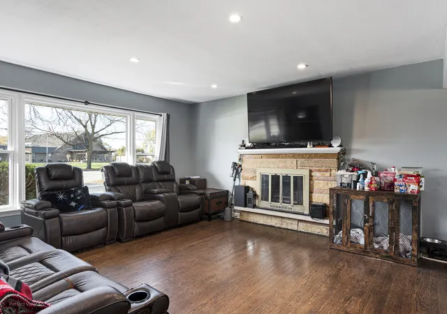 Photo 2 of Single family home for sale at 9007 Ridgeland Ave, Oak Lawn, IL 60453 | MLS# 12734716 | Listing updated on 2026-09-15