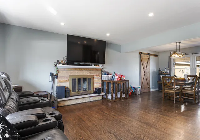 Photo 2 of Single family home for sale at 9007 Ridgeland Ave, Oak Lawn, IL 60453 | MLS# 12734716 | Listing updated on 2026-09-15