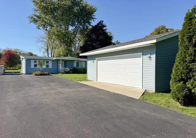 Photo 1 of Single family home for sale at 614 Livingston St, Mc Henry, IL 60050 | MLS# 12734766 | Listing updated on 2026-10-23