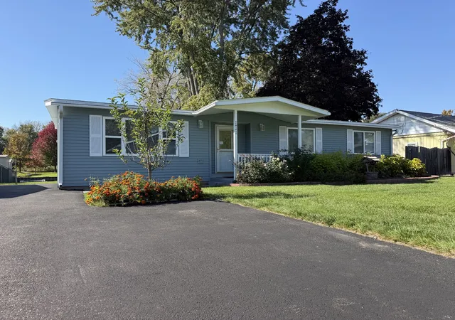 Photo 2 of Single family home for sale at 614 Livingston St, Mc Henry, IL 60050 | MLS# 12734766 | Listing updated on 2026-10-23