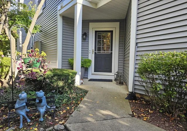 Photo 3 of Sale Pending at 1826 Lucylle Ct, St. Charles, IL 60174 | MLS# 12734931 | Listing updated on 2026-10-01
