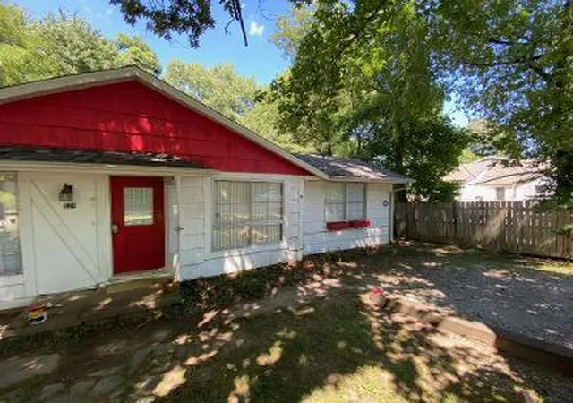 Photo 1 of Single family home for sale at 626 W Rigdon St, Carbondale, IL 62901 | MLS# 12735347 | Listing updated on 2026-09-25