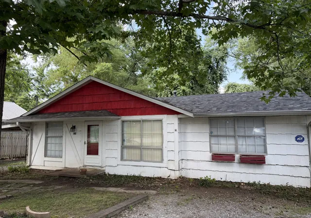 Photo 2 of Single family home for sale at 626 W Rigdon St, Carbondale, IL 62901 | MLS# 12735347 | Listing updated on 2026-09-25