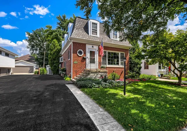 Photo 2 of Single family home for sale at 693 S Spring Rd, Elmhurst, IL 60126 | MLS# 12735355 | Listing updated on 2026-09-07