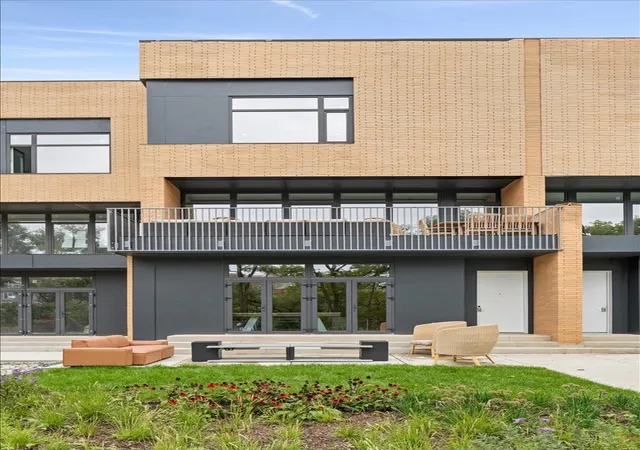 Photo 1 of Townhouse for sale at 2235 W Oakdale Ave #16-B, Chicago, IL 60618 | MLS# 12735373 | Listing updated on 2026-10-07