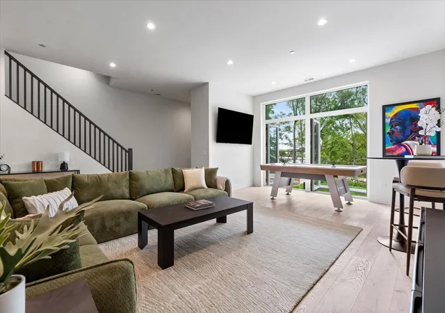 Photo 4 of Townhouse for sale at 2235 W Oakdale Ave #16-B, Chicago, IL 60618 | MLS# 12735373 | Listing updated on 2026-10-07