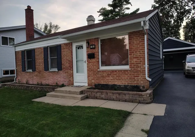 Photo 1 of Single family home for sale at 390 E Diane Dr, Buffalo Grove, IL 60089 | MLS# 12735393 | Listing updated on 2026-09-27