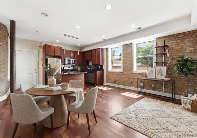 Listing Photo 3 - Condo for sale in building located at 6410 N Hoyne Ave, Chicago, IL 60645 - Unit #2W