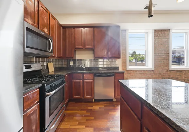 Listing Photo 4 - Condo for sale in building located at 6410 N Hoyne Ave, Chicago, IL 60645 - Unit #2W