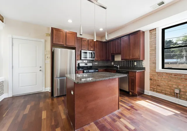 Listing Photo 5 - Condo for sale in building located at 6410 N Hoyne Ave, Chicago, IL 60645 - Unit #2W