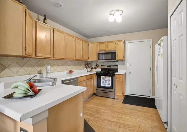 Listing Photo 5 - Condo for sale in building located at 174 Merriford Ln, Roselle, IL 60172 - Unit #174