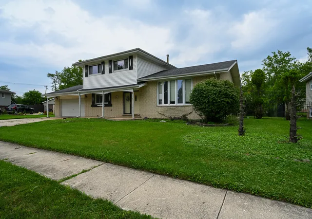 Photo 3 of Single family home for sale at 16417 Blair Ln, Oak Forest, IL 60452 | MLS# 12735618 | Listing updated on 2026-10-05
