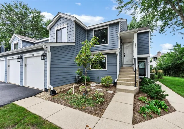 Photo 3 of Condo for sale at 912 Manchester Cir, Schaumburg, IL 60193 | MLS# 12735629 | Listing updated on 2026-09-18