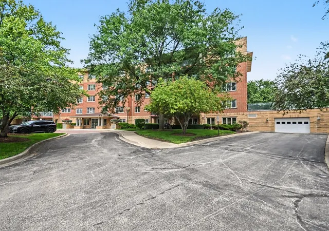 Photo 3 of Sale Pending at 730 Creekside Dr #304, Mount Prospect, IL 60056 | MLS# 12735750 | Listing updated on 2026-09-26