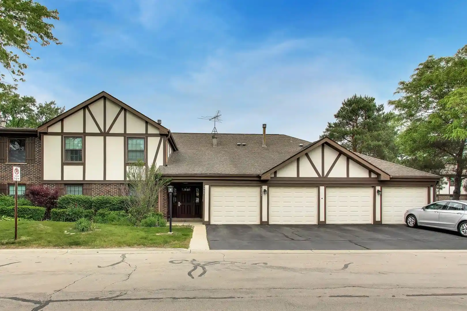 Listing Photo 1 - Condo for sale in 1264 Williamsburg Dr located at 1264 Williamsburg Dr, Schaumburg, IL 60193 - Unit #D1