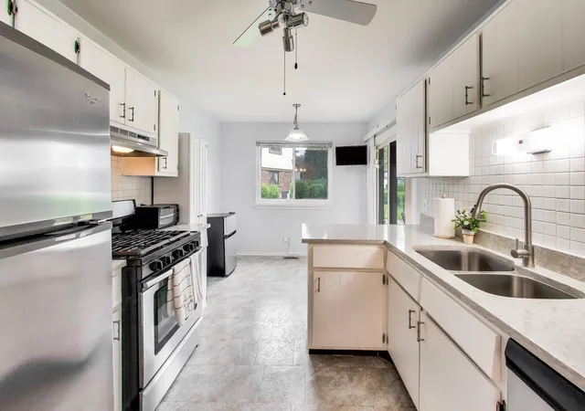 Photo 4 of Townhouse for sale at 1264 Williamsburg Dr #D1, Schaumburg, IL 60193 | MLS# 12735798 | Listing updated on 2026-09-23