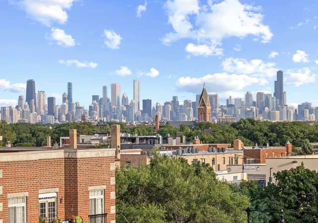 Listing Photo 2 - Condo for sale in building located at 5340 N Lincoln Ave, Chicago, IL 60625 - Unit #203