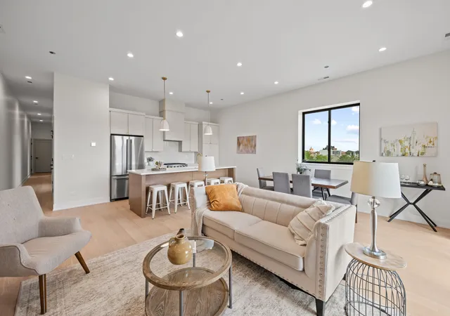 Listing Photo 4 - Condo for sale in building located at 5340 N Lincoln Ave, Chicago, IL 60625 - Unit #203