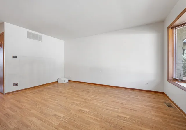 Photo 2 of Single family home for sale at 1086 Hickory Ln, Elk Grove Village, IL 60007 | MLS# 12735957 | Listing updated on 2026-09-20
