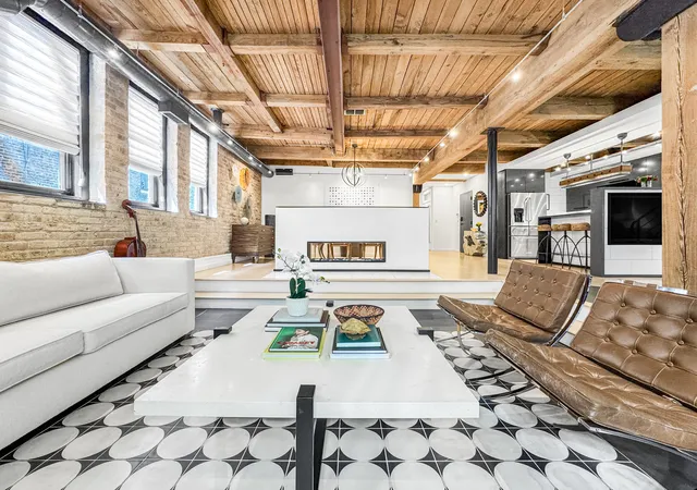 Listing Photo 5 - Condo for sale in building located at 811 W Aldine Ave, Chicago, IL 60657 - Unit #6S