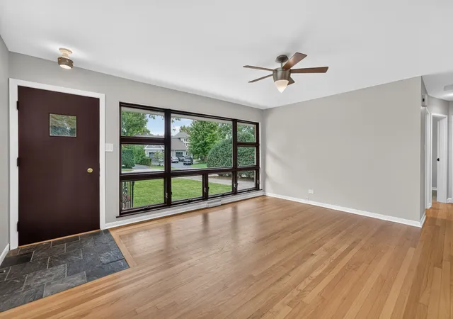 Photo 4 of Single family home for sale at 392 Windsor Ave, Glen Ellyn, IL 60137 | MLS# 12736061 | Listing updated on 2026-10-07