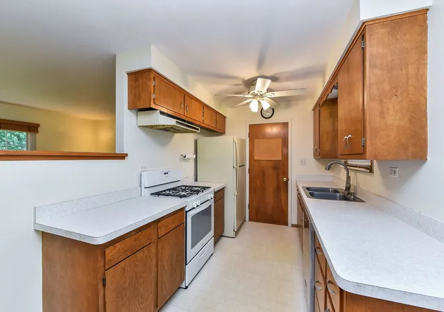 Photo 3 of Sale Pending at 535 Illini Dr, Carol Stream, IL 60188 | MLS# 12736328 | Listing updated on 2026-09-13