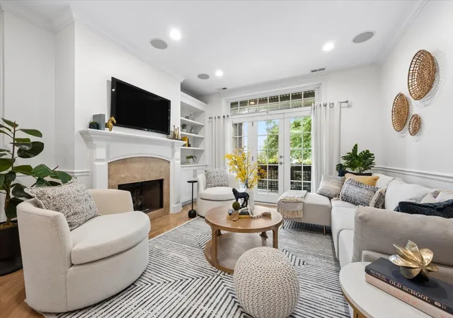 Photo 2 of Sale Pending at 725 W Diversey Pkwy #2W, Chicago, IL 60614 | MLS# 12736339 | Listing updated on 2026-10-01