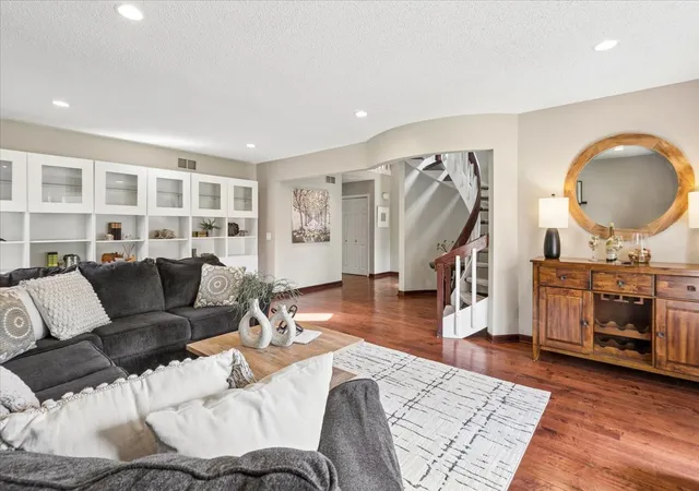 Photo 3 of Single family home for sale at 816 Paddock Ln, Libertyville, IL 60048 | MLS# 12736345 | Listing updated on 2026-09-20