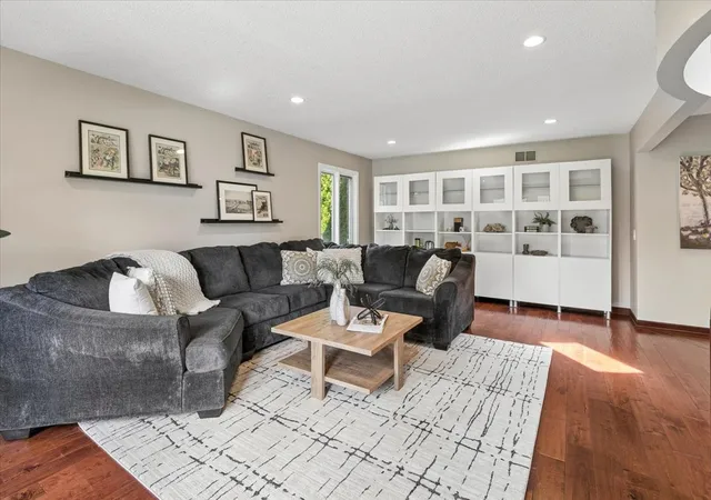 Photo 4 of Single family home for sale at 816 Paddock Ln, Libertyville, IL 60048 | MLS# 12736345 | Listing updated on 2026-09-20