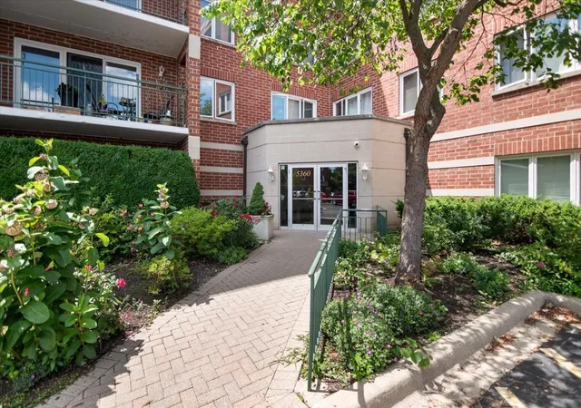Listing Photo 2 - Condo for sale in building located at 5360 N Lowell Ave, Chicago, IL 60630 - Unit #311