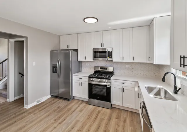 Photo 4 of Single family home for sale at 6151 Victoria Dr, Oak Forest, IL 60452 | MLS# 12736602 | Listing updated on 2026-09-22