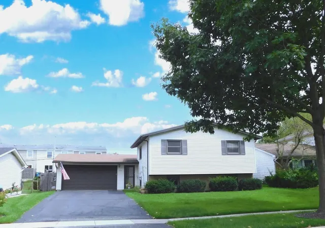 Photo 3 of Single family home for sale at 7515 Northway Dr, Hanover Park, IL 60133 | MLS# 12736657 | Listing updated on 2026-09-21