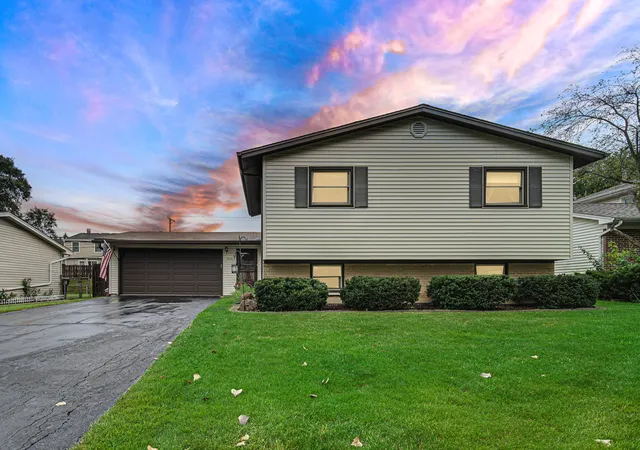 Photo 3 of Single family home for sale at 7515 Northway Dr, Hanover Park, IL 60133 | MLS# 12736657 | Listing updated on 2026-09-21