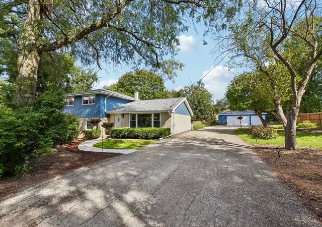 Photo 2 of Single family home for sale at 841 Bloomingdale Rd, Glen Ellyn, IL 60137 | MLS# 12736678 | Listing updated on 2026-10-07