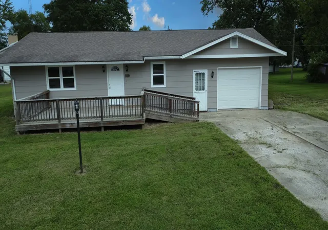 Photo 2 of Single family home for sale at 202 N Madison St, Watseka, IL 60970 | MLS# 12736695 | Listing updated on 2026-09-15
