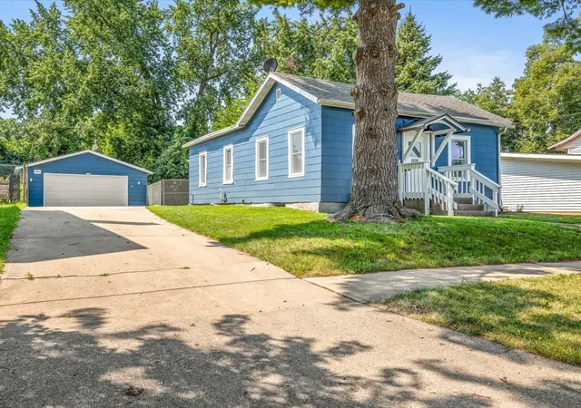 Photo 3 of Single family home for sale at 655 W Clark St, Freeport, IL 61032 | MLS# 12736811 | Listing updated on 2026-09-12
