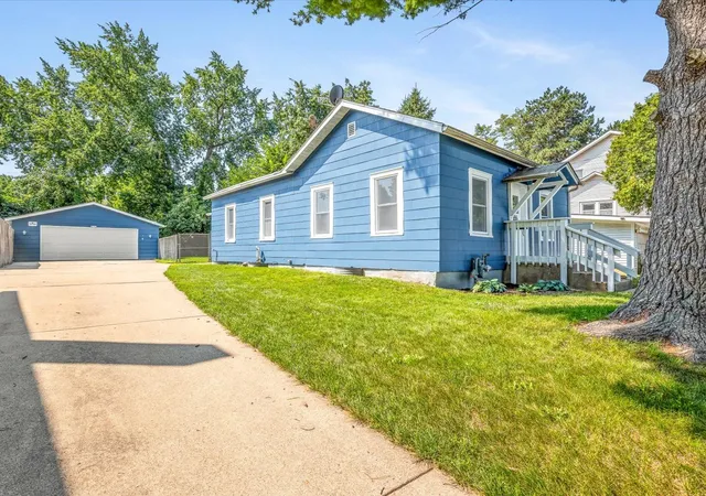 Photo 4 of Single family home for sale at 655 W Clark St, Freeport, IL 61032 | MLS# 12736811 | Listing updated on 2026-09-12