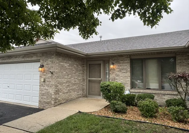 Listing Photo 1 - Condo for sale in building located at 2508 Par Four Ct, Joliet, IL 60436 - Unit #0
