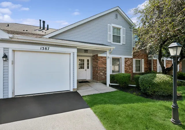 Listing Photo 1 - Condo for sale in building located at 1391 Stratford Dr, Gurnee, IL 60031 - Unit #1391