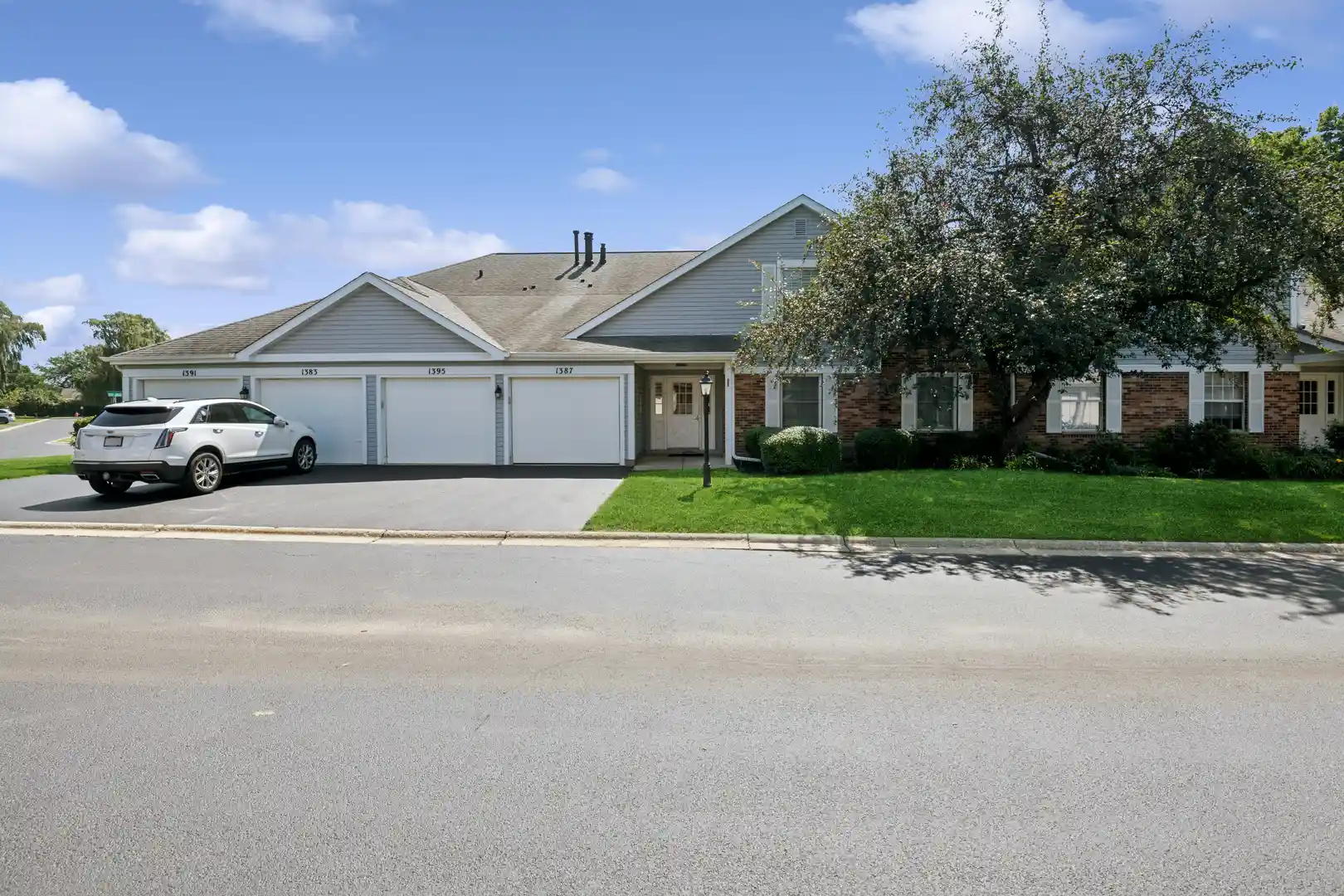 Listing Photo 2 - Condo for sale in 1391 Stratford Dr located at 1391 Stratford Dr, Gurnee, IL 60031 - Unit #1391