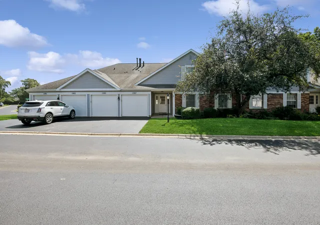 Listing Photo 2 - Condo for sale in building located at 1391 Stratford Dr, Gurnee, IL 60031 - Unit #1391