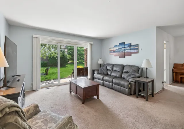 Listing Photo 4 - Condo for sale in building located at 1391 Stratford Dr, Gurnee, IL 60031 - Unit #1391