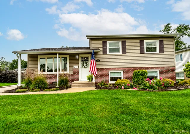Photo 1 of Single family home for sale at 5806 Rob Roy Dr, Oak Forest, IL 60452 | MLS# 12736958 | Listing updated on 2026-09-21