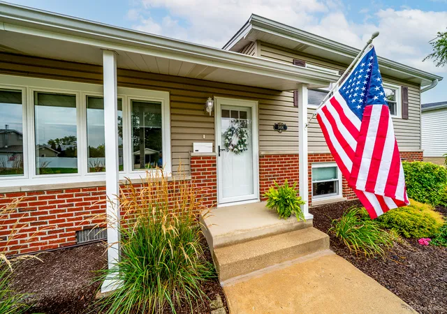 Photo 2 of Single family home for sale at 5806 Rob Roy Dr, Oak Forest, IL 60452 | MLS# 12736958 | Listing updated on 2026-09-21