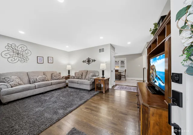 Photo 3 of Single family home for sale at 5806 Rob Roy Dr, Oak Forest, IL 60452 | MLS# 12736958 | Listing updated on 2026-09-21